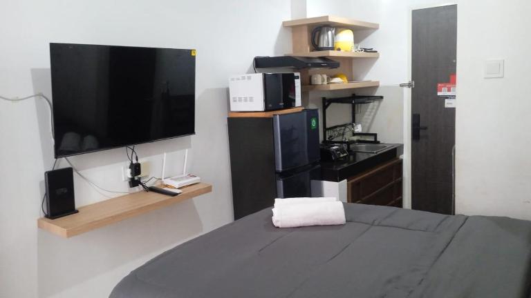 FREE WIFI, NETFLIX, SMART TV, MINERAL WATER, AMENITIES - Studio with Foldable Wall Bed at Serpong Garden Apt - Ferienwohnung Cisauk