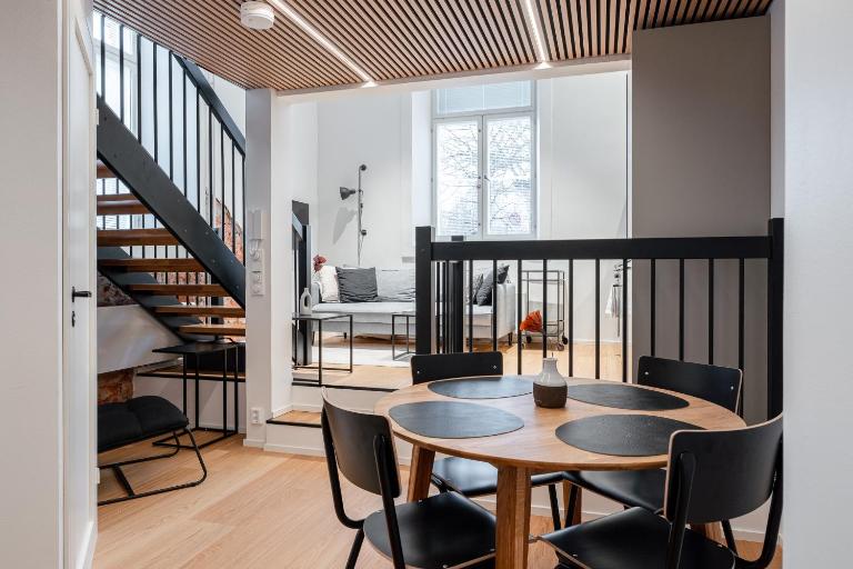 Stylish Loft next to City Center & Lake Pyhäjärvi - B&B Tampere