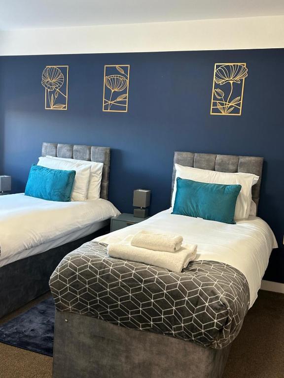 4 Beds 2 Bath Lift Refurbished MONTHLY DISCOUNTS - Chambres d'hôtes Basingstoke