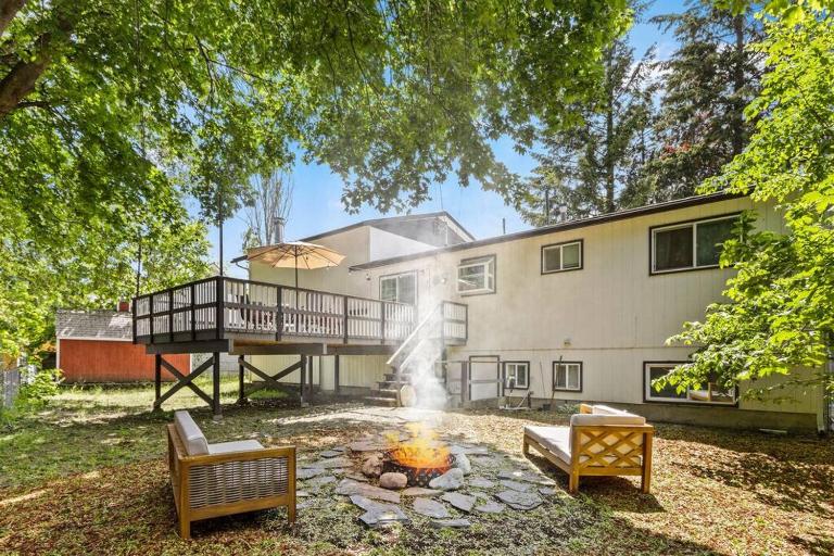 Hot Tub and Spacious Backyard Close to Lake! - B&B Coeur d'Alene
