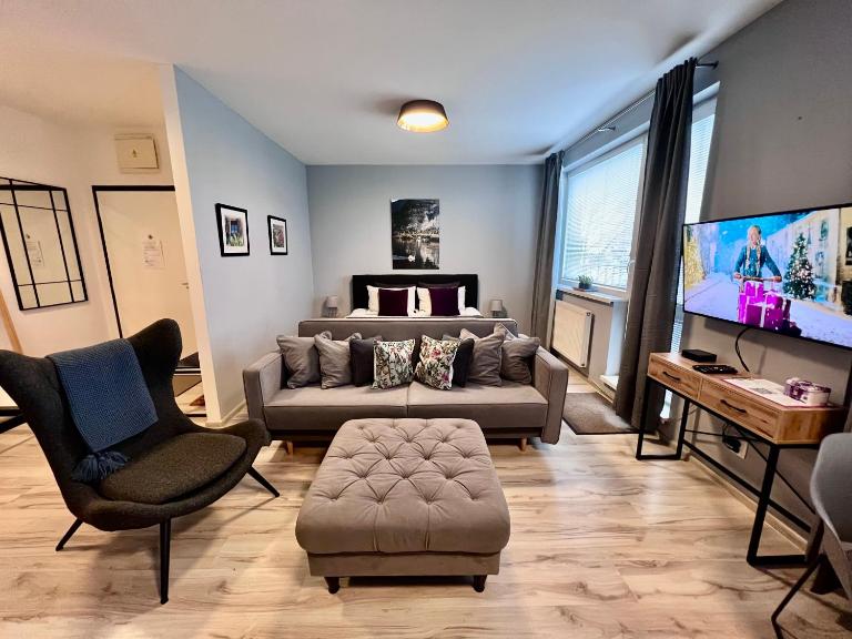 BL - The Executive Suite, Boru - 24hr Self Check-in, Free Private Parking, Balcony with Mountain View, 5 minute walk to City Center - Chambres d'hôtes Banská Bystrica