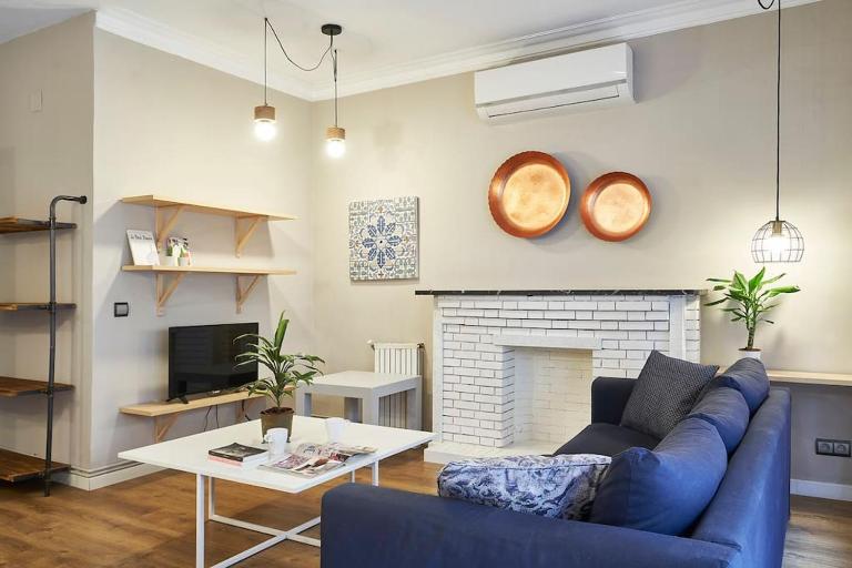 Spacious 3BRapartment in PobleSec with balcony - B&B Barcelona