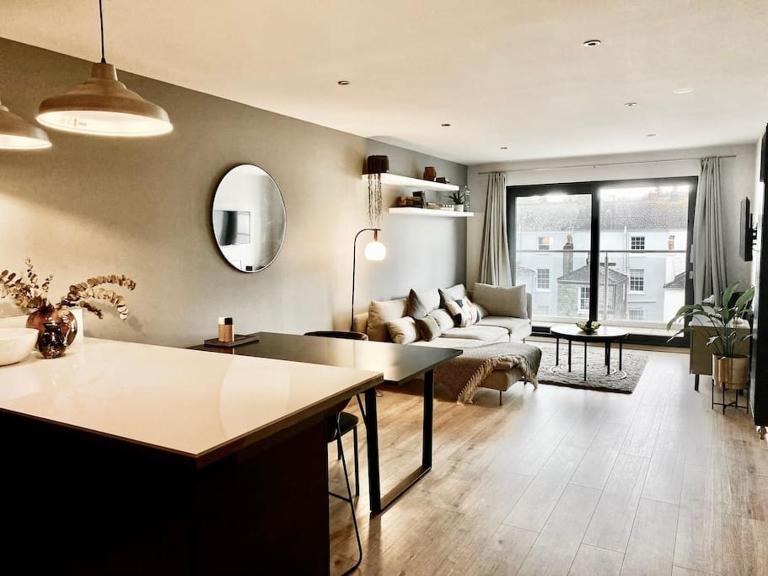 Luxury apartment close to Theatre, Barbican & Hoe 2 kings or 4 single beds secure covered parking - B&B Plymouth