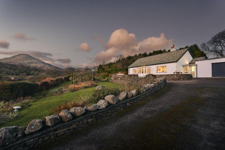 Hollace, Lake District bungalow with hot tub and stunning views - B&B Coniston