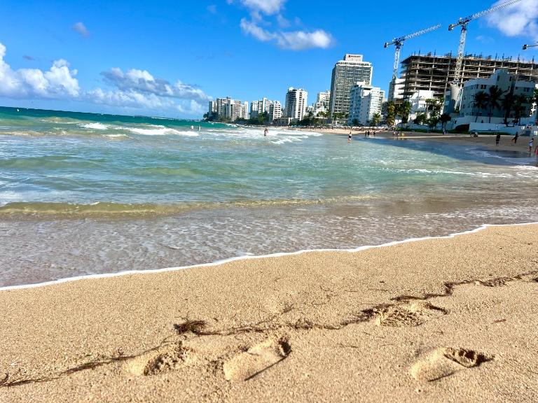 In the heart of Condado a 2 Bedroom Apartment Balcony - Chambres d'hôtes San Juan