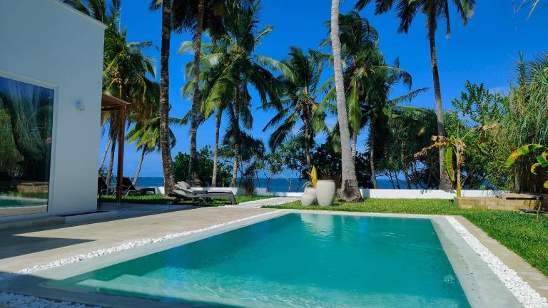 Villa Shepherd Zanzibar - Beachfront Villa with Private Pool & Private Cook - B&B Kumba Urembo