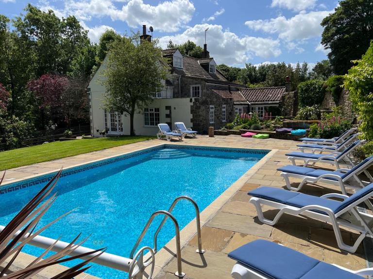 The Exclusive 6 bedroom Farm House, Markington incl heated pool and The Richmond Hill one bedroom Cottage - B&B Ingerthorpe