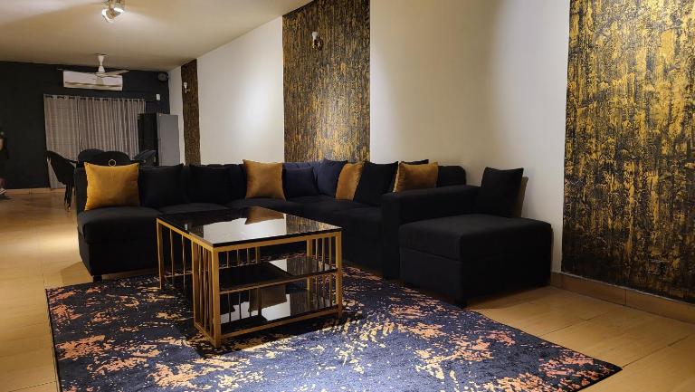 privé suite DHA - Ferienwohnung Lahore