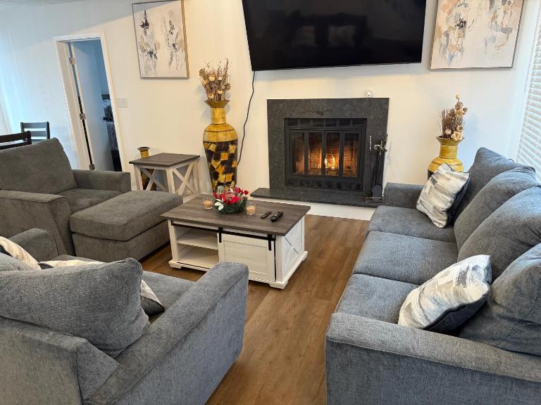 POCONOS everything close to Luxury vacational home in the heart of poconos with 3 outdoor pools for the public of the Tobyhanna community - Chambres d'hôtes Tobyhanna
