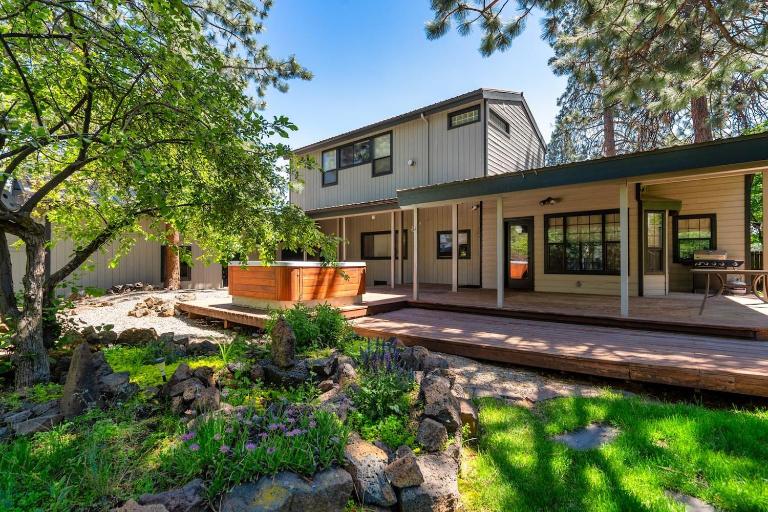 Ponderosa Retreat Hot Tub, Games & Walk to Mill - B&B Bend