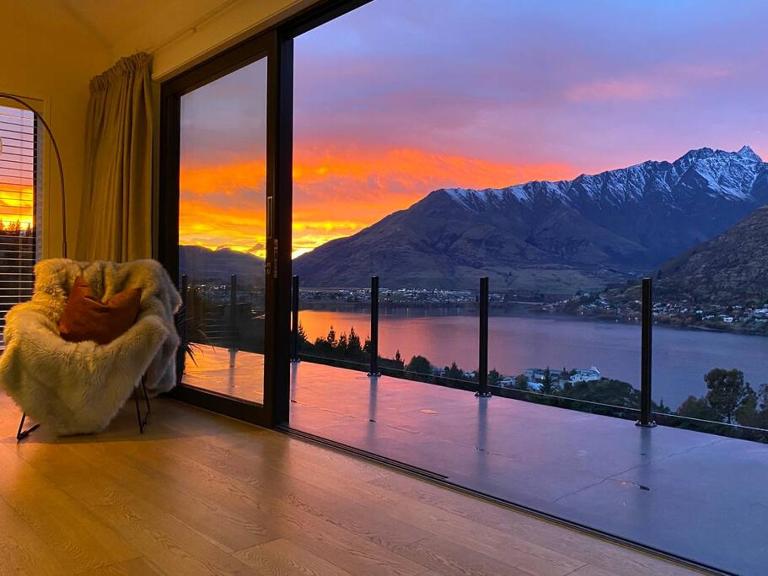 Ataahua Luxury Penthouse - Bed and Breakfast Queenstown