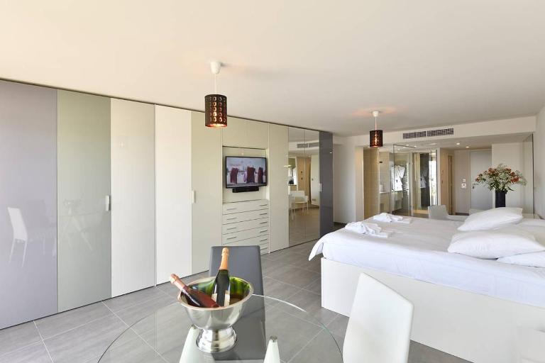 NAUTILIA 106 By AGN - Supérieure Luxe avec Jacuzzi 2 personnes "réservé aux couples" - B&B Le Cap d'Agde