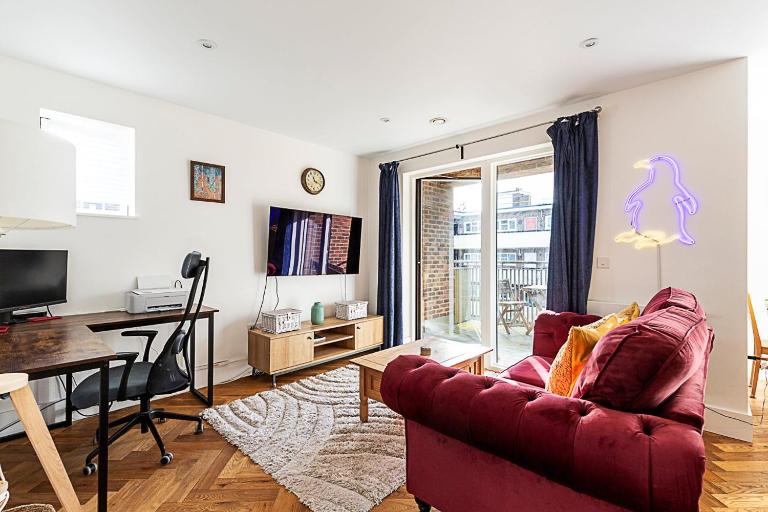 Chic Crystal Palace Flat with Balcony & Workspace - B&B Crystal Palace
