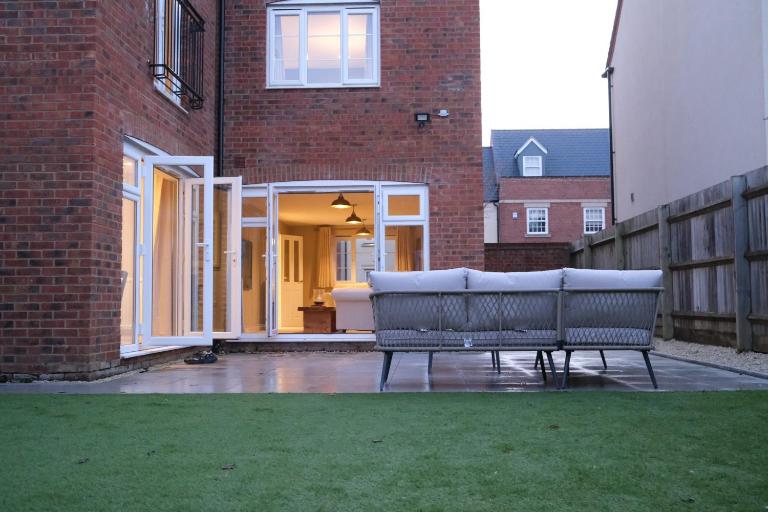 Luxury 6-Bedroom House 5 minutes from Bicester Village Shopping Outlet - Perfect for Business and Family Stays! Private Parking for 4 Cars! - B&B Chesterton