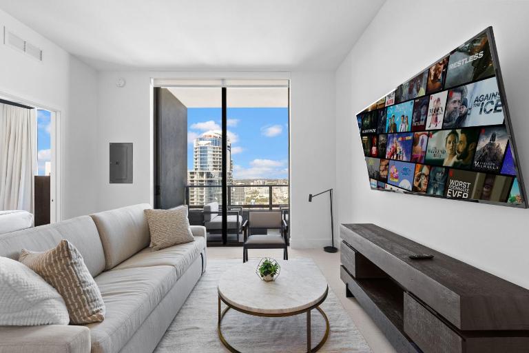 48th-Floor Condo with Free Parking & City Views - B&B Miami