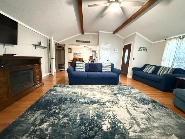 Large Home - Walking Distance to Parkway - B&B Pigeon Forge