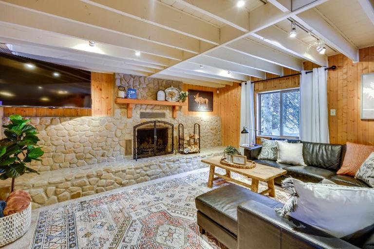 Solitude Mountain Cabin: Creek-Side View & Hot Tub - B&B Brighton