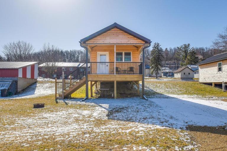 Riverfront Cabin Rental ~ 9 Mi to Yellowstone Lake - Chambres d'hôtes Blanchardville