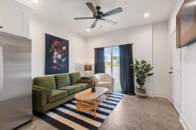 Teche House KING Bed Luxury Getaway Fast WiFi - Ferienwohnung Lafayette