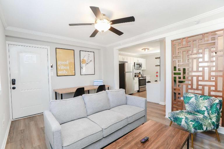 1866 EOV Wave Suite - Bed and Breakfast North Camellia Acres