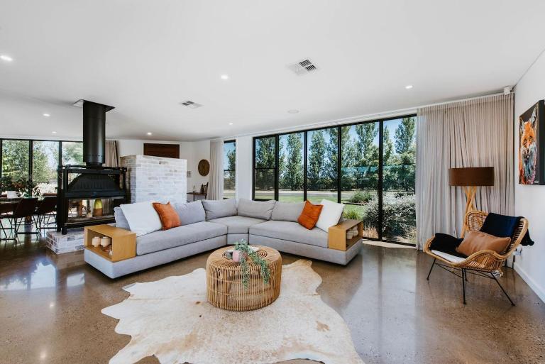 The Wine Manor - Lavish Poolside Living - Bed and Breakfast Mudgee