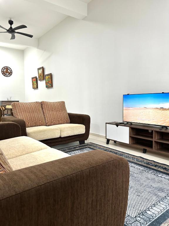 New Cozy 4-bedroom Terrace Home - B&B Kampung Tanjung Laboh