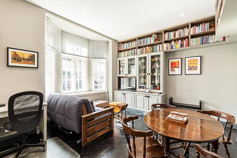 Book Lovers' West End Home - B&B London