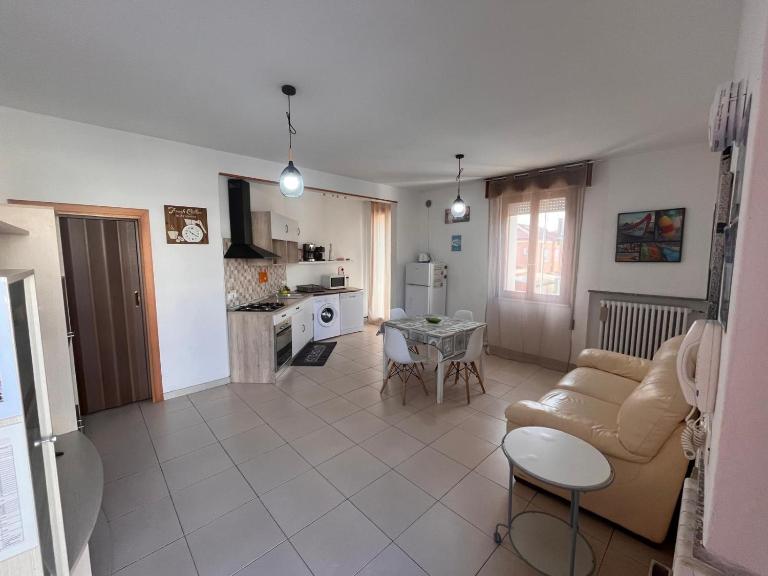 Good House- Ampio appartamento vicino al mare - Chambres d'hôtes Rimini