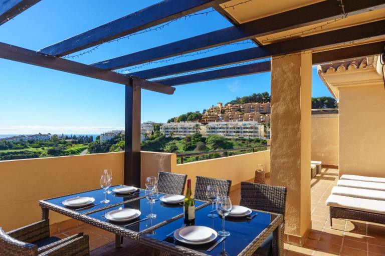 3 bedroom, top floor with fantastic terrace and pools - Ferienwohnung Sitio de Calahonda