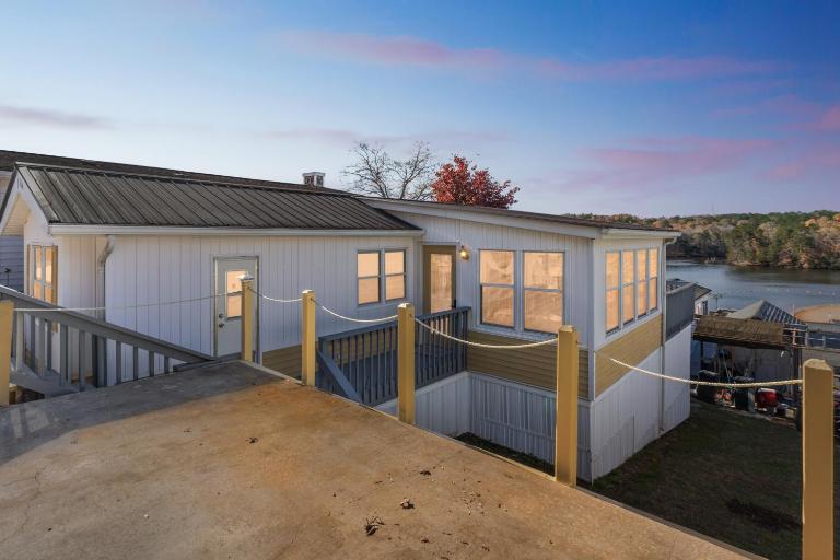 Lakefront Retreat in Badin Shores Resort home - B&B New London