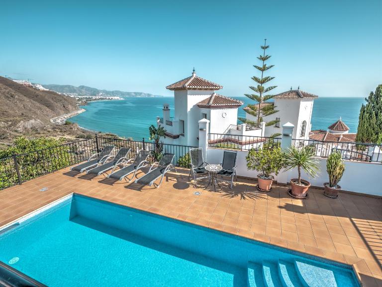 Beautiful villa with private heated pool in Nerja - Ferienwohnung Torrox Costa