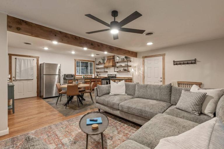 Rustic Charm 2BR · Fenced Yard · Pets OK · Owasso - B&B Owasso