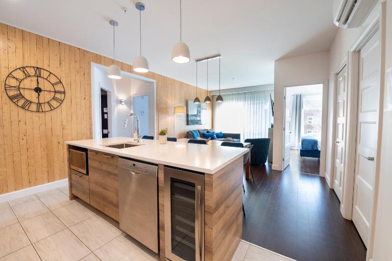 Saphir, Spacious 2-bedroom apartment, City center, Free parking - B&B Quebec