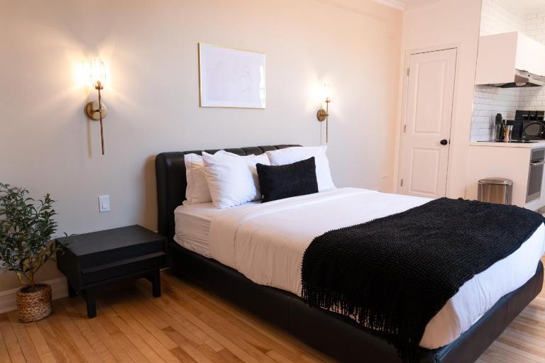 #9 - Classic Studio - Self Check in - Plateau - St-Denis - AC - TV - B&B Montreal
