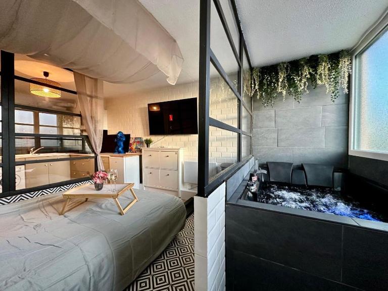 Mini Loft avec Jacuzzi & Piscine - Cap d'Agde - B&B Le Cap D'Agde