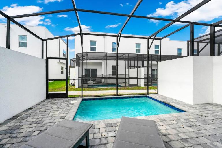 Charm 5BR Home with Private Pool, 15 Min to Disney - B&B Davenport