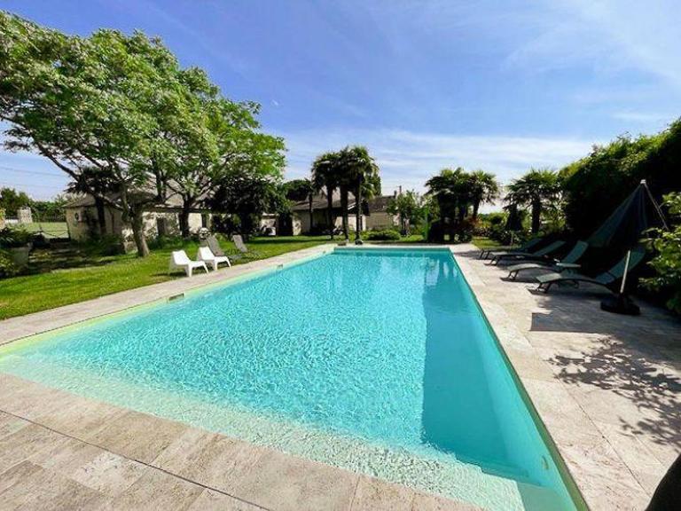 Gîte de charme avec piscine chauffée, clim et WiFi en Loire - FR-1-381-602 - B&B Savigny-en-Véron