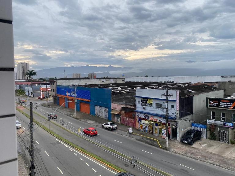 Kitnet Praia Grande - Aviação 500 metros da praia AR CONDICIONADO - GELADEIRA - FOGÃO - SOFÁ CAMA - WIFI - Chambres d'hôtes Praia Grande