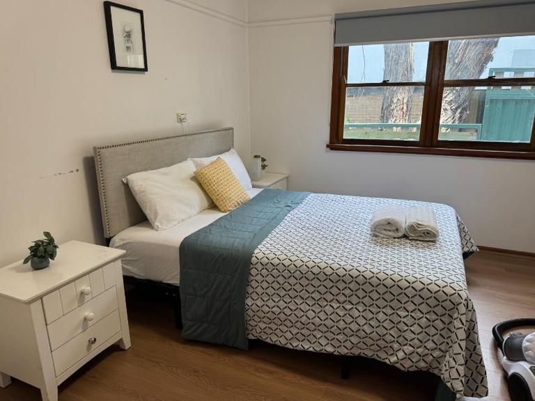Spacious 2 bedroom family house in seven hills - Free Parking - Ferienwohnung Toongabbie West