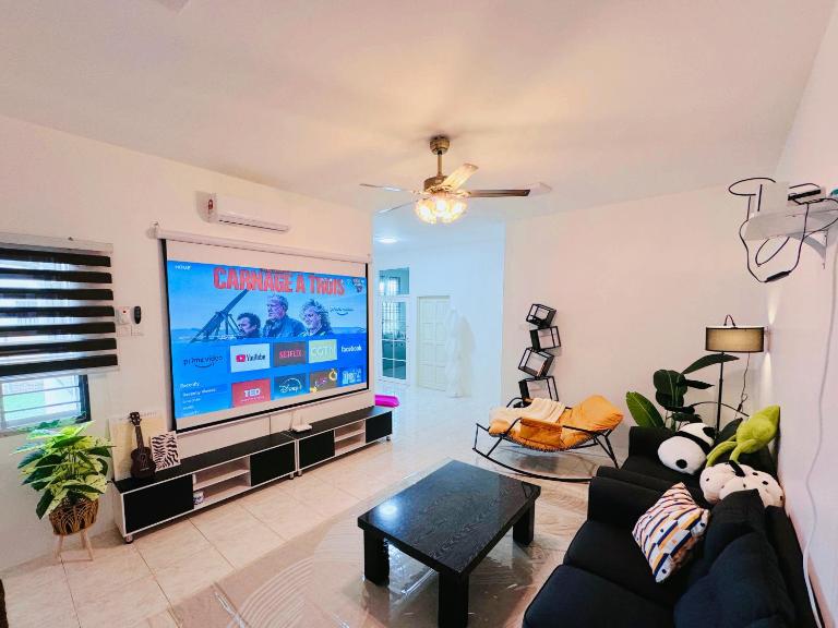 SemiD-Projector-Pool-Netflix-3R2BR-FullyAircon - Bed and Breakfast Kampong Masjid Tanah