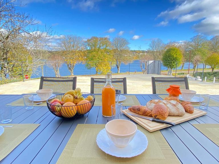 Villa le Menhir 4 Ch au Bord du Lac et Terrasse - Bed and Breakfast Villefranche-de-Panat