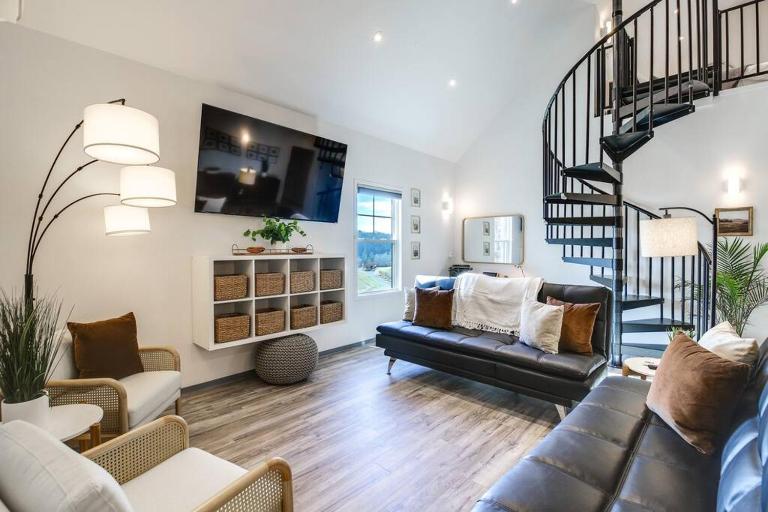 Luxury Barndo 2B Europe Style Farm Stay Fresh Eggs - B&B Jefferson City