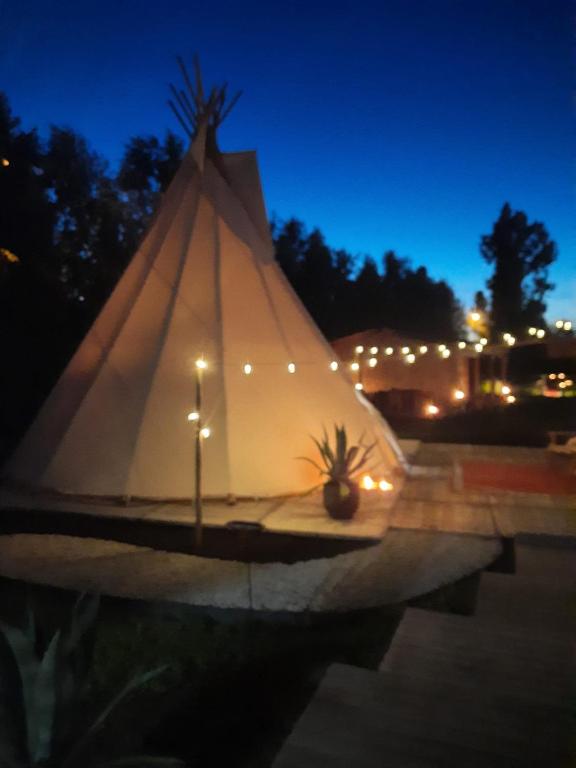 Tipi Marie met hotutub in de tuin - B&B Kaprijke
