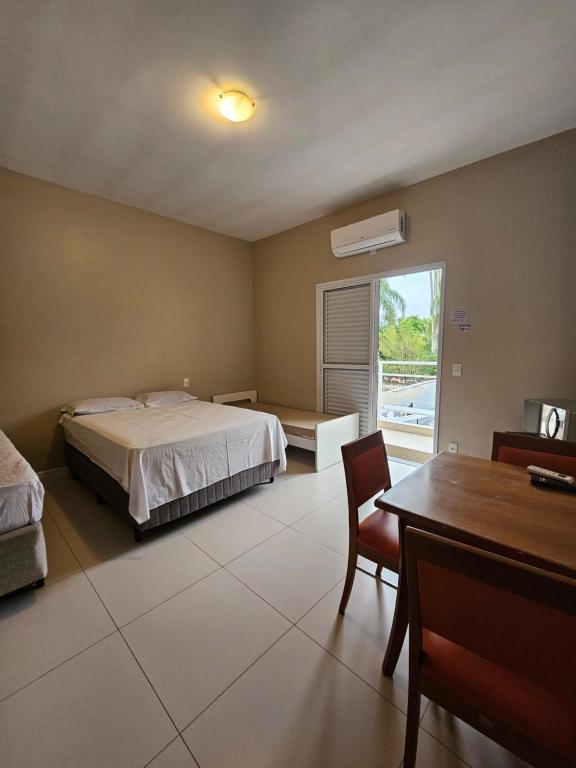 Suite com Varanda Vista Serra Prox Sesc Bertioga Ar WiFi 02 - B&B Bertioga
