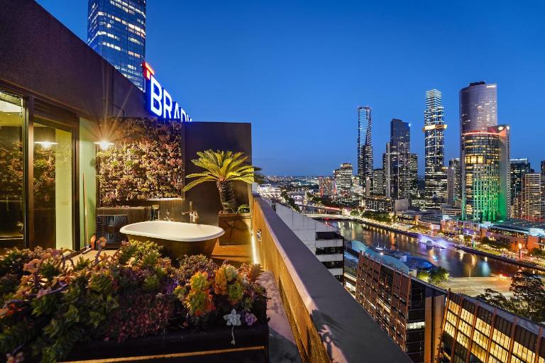 Eiffel Tower - Amazing 28th Floor Apt w parking - B&B Melbourne