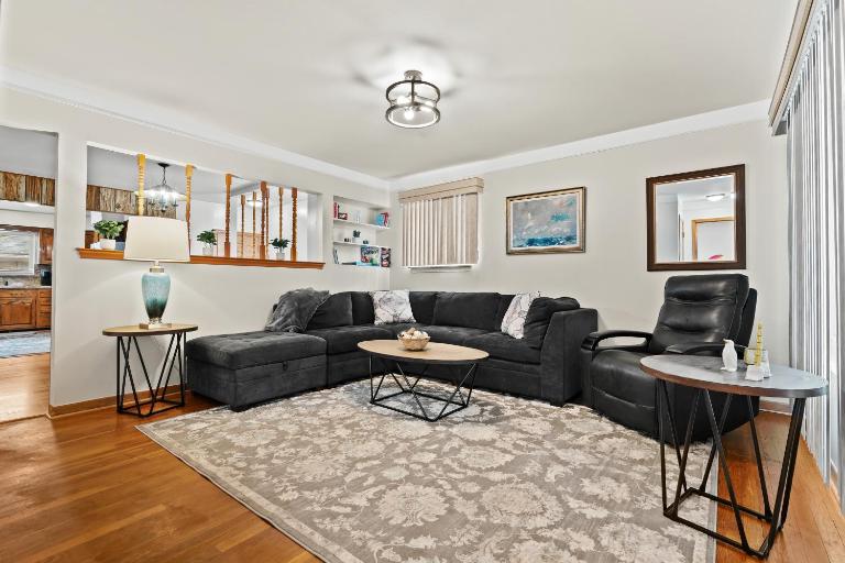 Charming Home Near Target and Parks 2 Bathrooms - B&B Dearborn Heights