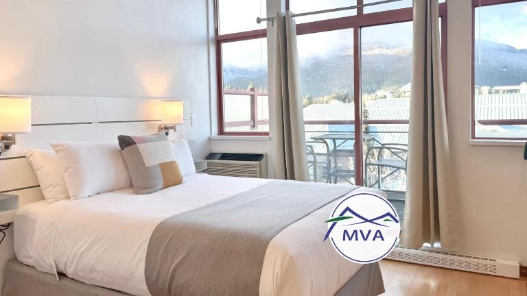 Alpenglow Lodge Rainbow Look Out Studio by MVA - Bed and Breakfast Whistler