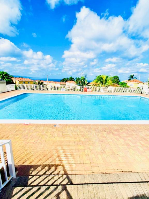 Country Club House Retreat - 2 bedroom House with Pool near Montego Bay Airport and Beach Strip - B&B Montego Bay