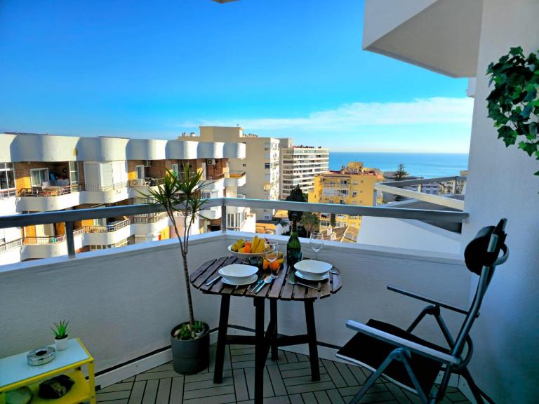 Nogalera Skyline Retreat one bedroom apartment with balcony and amazing sea and city views FREE PARKING BY NAMASTE ELITE - B&B Torremolinos