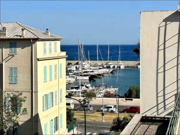 E2C2 - 3pièces vue mer avec piscine & parking - B&B Mentone